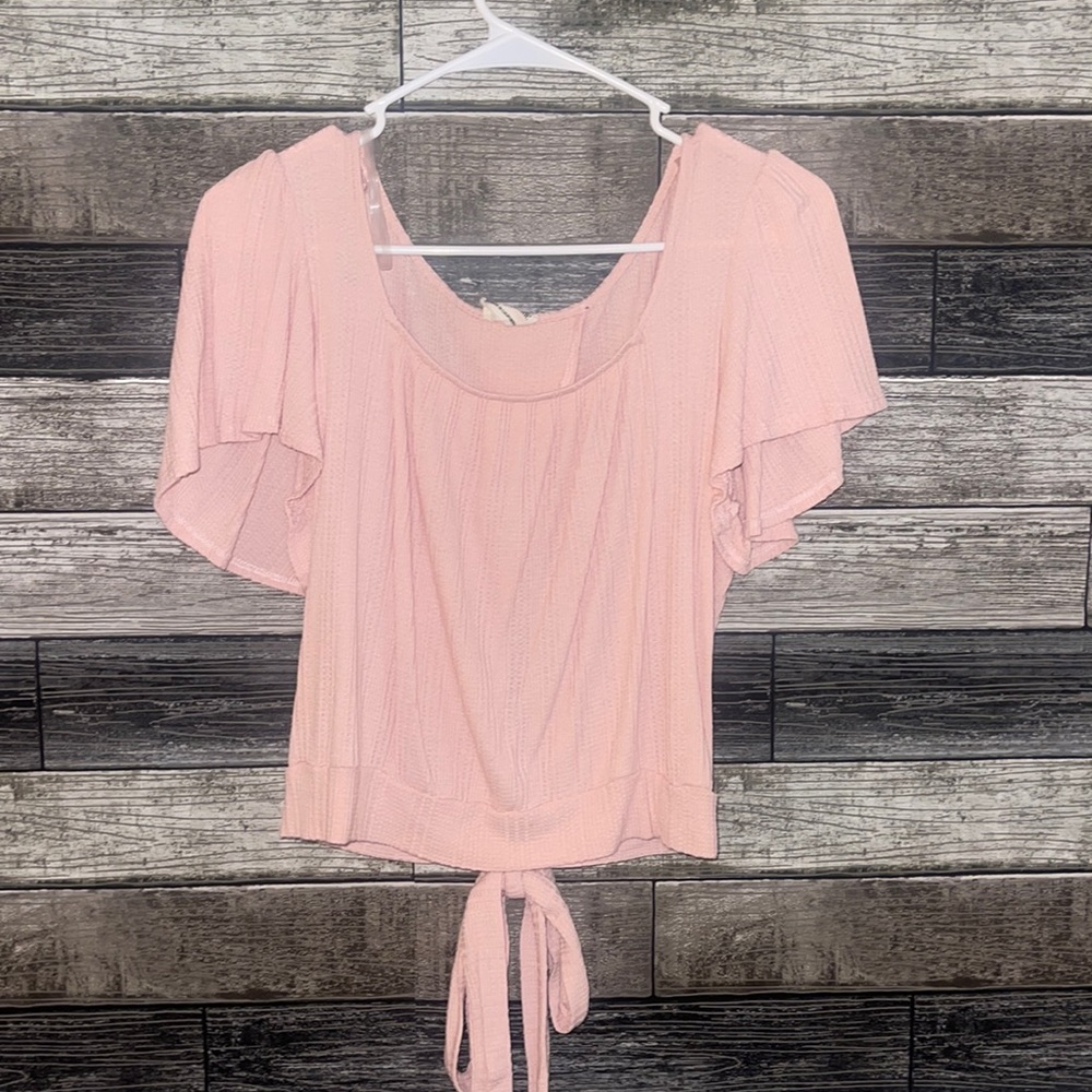 super cute top that ties in the back🤩